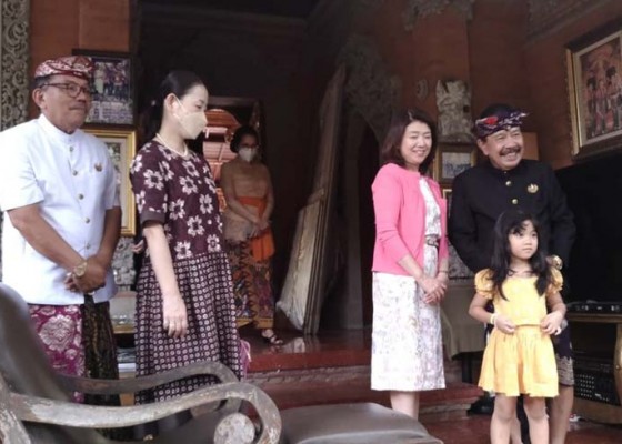 Nusabali.com - istri-perdana-menteri-jepang-kunjungi-puri-agung-ubud