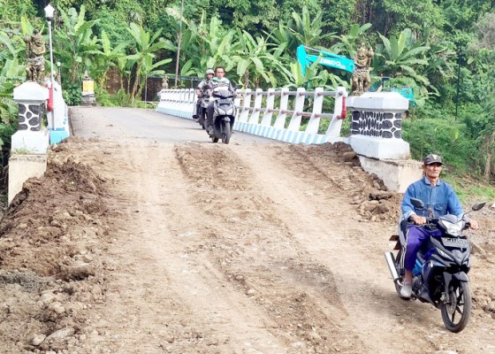 Nusabali.com - warga-swadaya-perbaiki-jalan-putus-di-jembatan-penyaringan