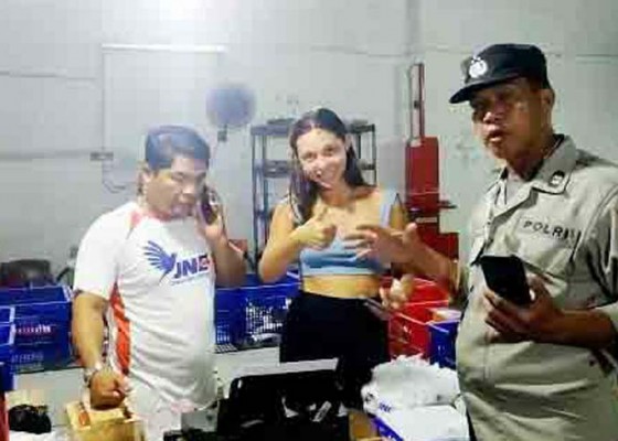 Nusabali.com - polisi-temukan-iphone-curian-di-jasa-pengiriman-barang