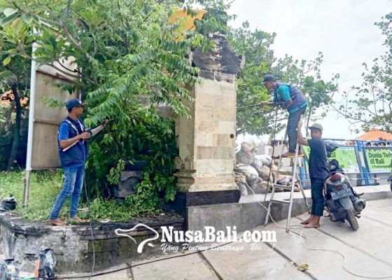 Nusabali.com - berlumut-tembok-pembatas-pantai-kuta-dibersihkan