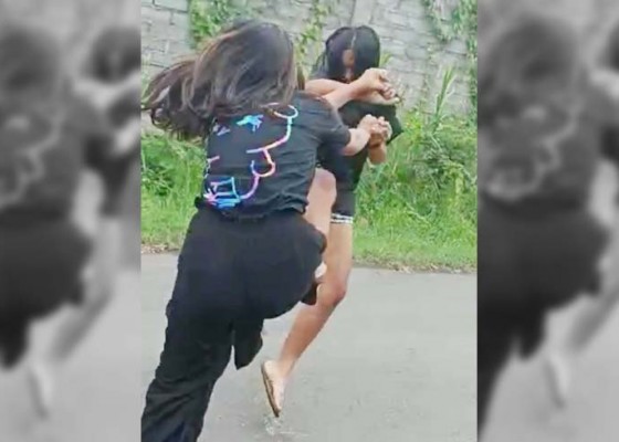 Nusabali.com - dua-remaja-putri-di-celukan-bawang-berkelahi-videonya-viral-di-media-sosial