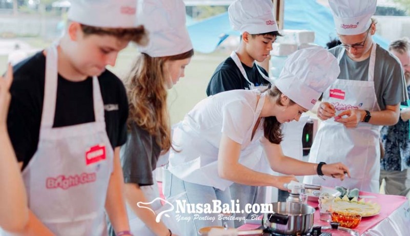 www.nusabali.com-pelajar-ekspatriat-bikin-jaja-bali