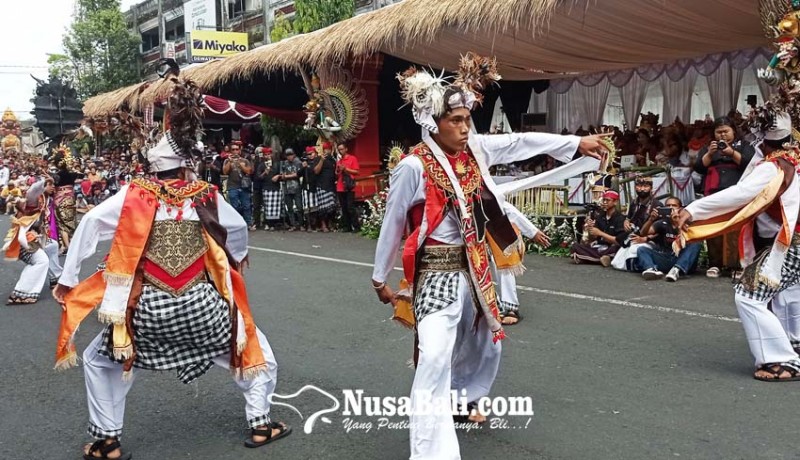 www.nusabali.com-baris-nang-dudu-dan-baris-memedi-meriahkan-parade-nusantara-tabanan