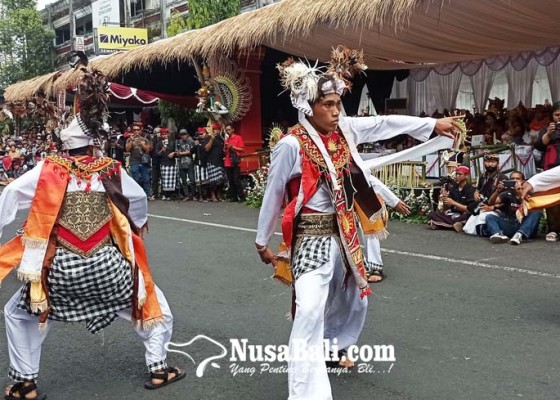 Nusabali.com - baris-nang-dudu-dan-baris-memedi-meriahkan-parade-nusantara-tabanan