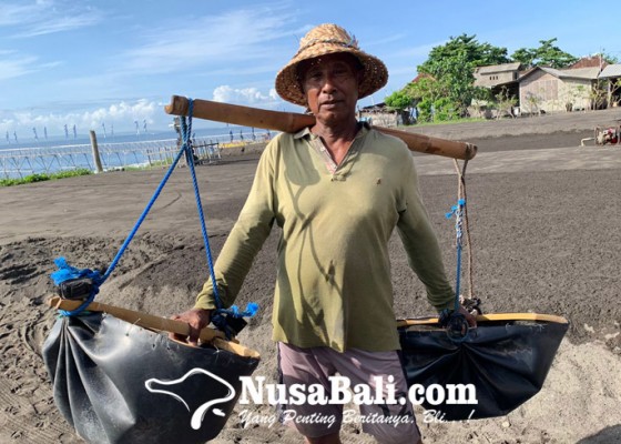 Nusabali.com - sekelumit-kisah-petani-garam-di-kusamba-bertahan-di-tengah-sulitnya-regenerasi