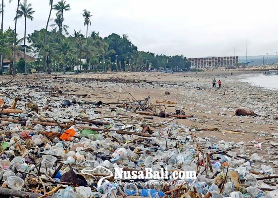 Nusabali.com - sampah-plastik-kotori-pantai-di-badung
