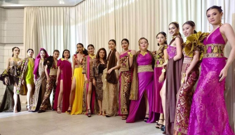 www.nusabali.com-kain-songket-bali-unjuk-pesona-di-thailand-fashion-week-2022-bintang-darmawan-tampil-di-bangkok