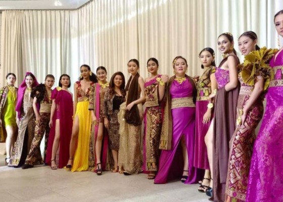 Nusabali.com - kain-songket-bali-unjuk-pesona-di-thailand-fashion-week-2022-bintang-darmawan-tampil-di-bangkok