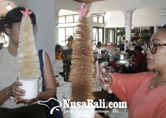 Nusabali.com - ide-pohon-natal-sabut-kelapa-ramah-lingkungan-dari-batuan