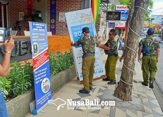 Nusabali.com - ganggu-pejalan-kaki-petugas-tertibkan-reklame-di-trotoar