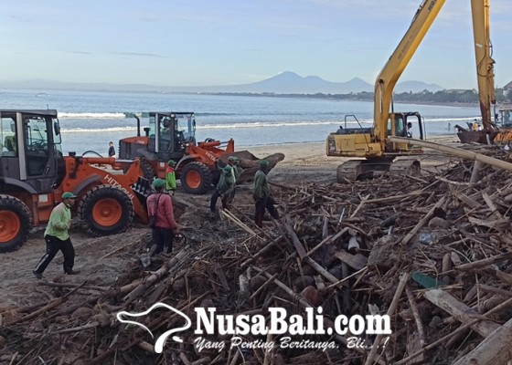Nusabali.com - sampah-kiriman-di-pantai-samigita-meningkat