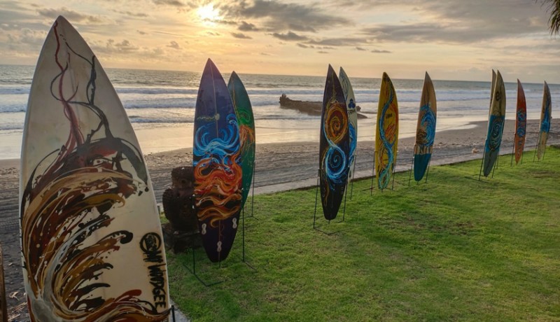 www.nusabali.com-papan-surfing-dijadikan-media-lukis-ekologi-laut