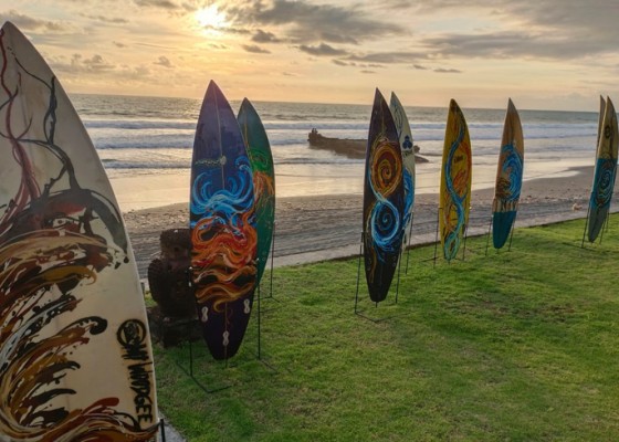 Nusabali.com - papan-surfing-dijadikan-media-lukis-ekologi-laut