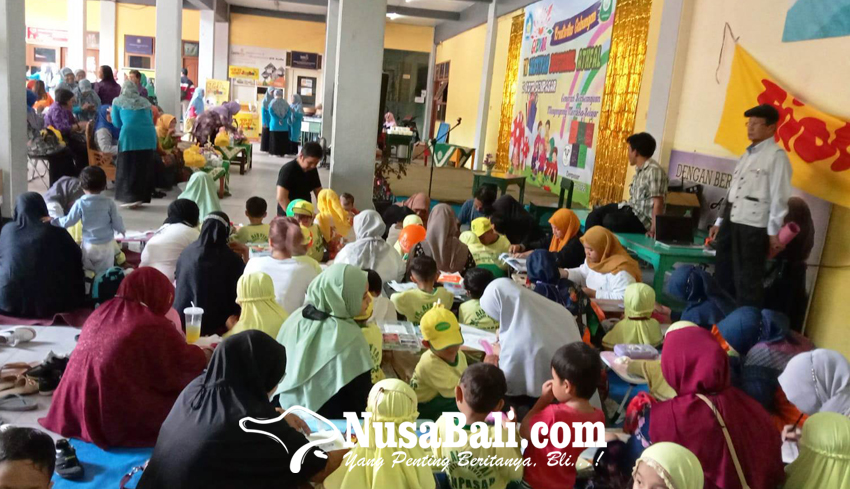 www.nusabali.com-ratusan-siswa-paud-aisyiyah-warnai-tas-belanja