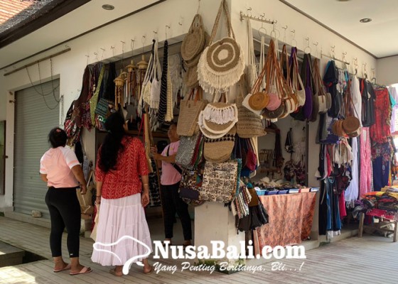 Nusabali.com - art-shop-di-pantai-jerman-wadah-eks-pedagang-acung