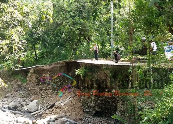 Nusabali.com - gempa-tejakula-hancurkan-jalan