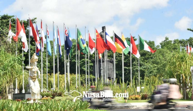 www.nusabali.com-bendera-negara-peserta-ktt-g20-masih-berkibar