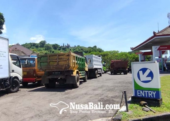 Nusabali.com - antrean-truk-mengular-di-spbu
