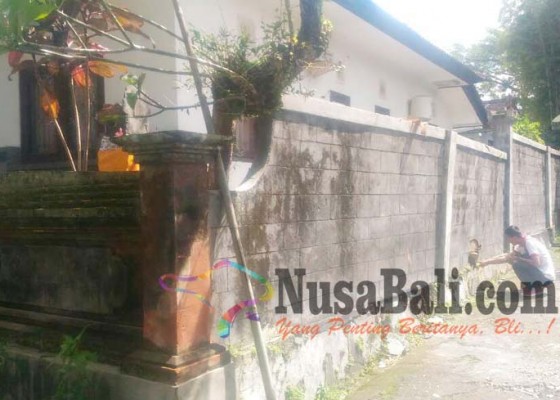 Nusabali.com - nyaris-roboh-tembok-rumh-dinas-sekda-bangli