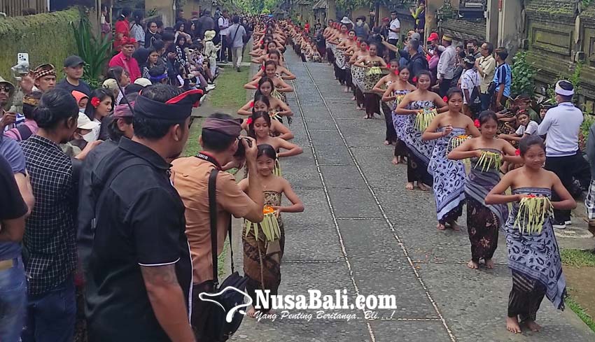 www.nusabali.com-meriahkan-pembukaan-penglipuran-village-festival-ix-200-siswi-smp-menari-pendet-kolosal-di-penglipuran