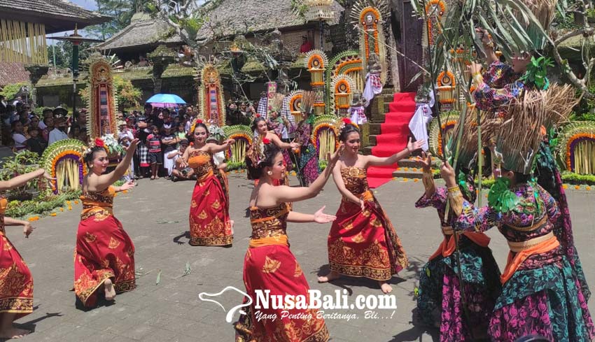 www.nusabali.com-meriahkan-pembukaan-penglipuran-village-festival-ix-200-siswi-smp-menari-pendet-kolosal-di-penglipuran