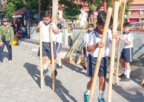 Nusabali.com - peringatan-hari-anak-sedunia-2022-permainan-tradisional-bali-dikenalkan