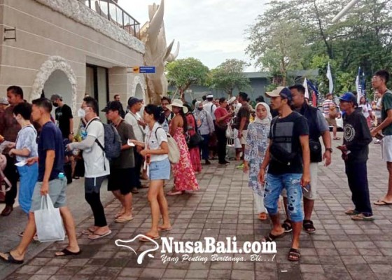 Nusabali.com - jelang-nataru-penumpang-kapal-ke-nusa-penida-membeludak
