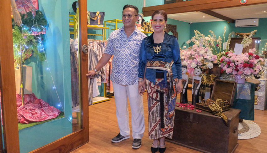 www.nusabali.com-debz-collection-hadirkan-batik-kontemporer-dalam-suasana-galeri-di-mades-warung-seminyak