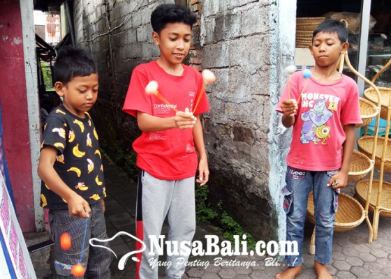 Nusabali.com - mainan-jadul-lato-lato-viral-racuni-anak-anak-generasi-alpha