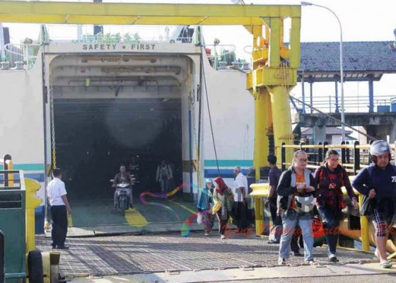 Nusabali.com - tarif-penyeberangan-pelabuhan-padangbai-naik