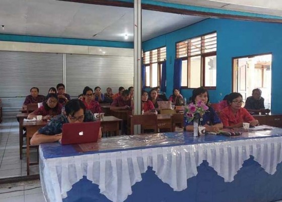 Nusabali.com - smpn-1-manggis-gelar-workshop-literasi