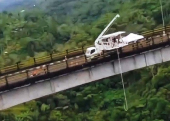 Nusabali.com - viral-atraksi-bungee-jumping-di-jembatan-tukad-bangkung
