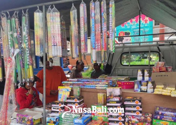 Nusabali.com - penjualan-kembang-api-di-bangli-masih-redup