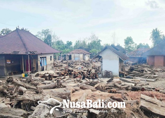 Nusabali.com - korban-banjir-bandang-akan-dibantu-uang-pembersihan-rumah-rp-1-juta-per-kk