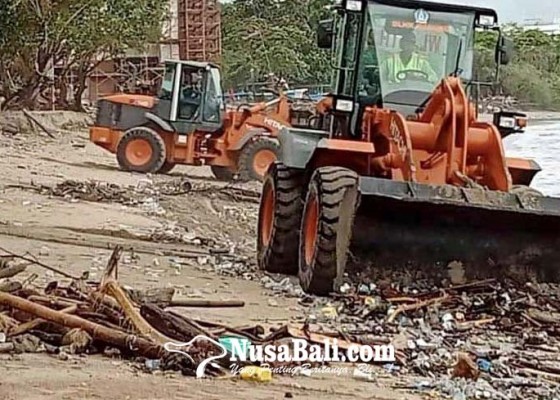 Nusabali.com - 98-ton-sampah-kiriman-menepi-di-pantai