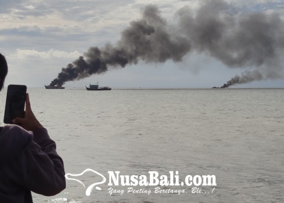 Nusabali.com - tiga-kapal-ikan-terbakar-di-perairan-pengambengan
