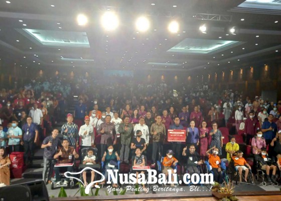 Nusabali.com - kemensos-serahkan-bantuan-rp-1024141500-untuk-denpasar