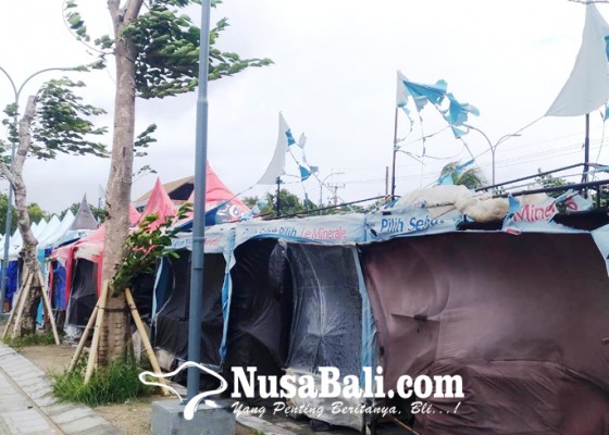Nusabali.com - 7-tenda-pedagang-pasar-seni-rusak-diterjang-angin