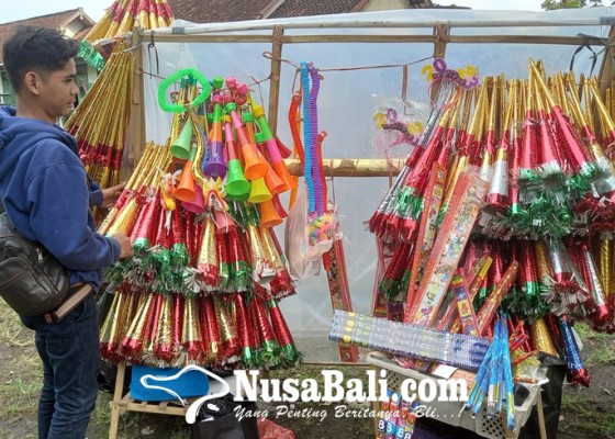Nusabali.com - penjual-terompet-kembali-mendulang-untung