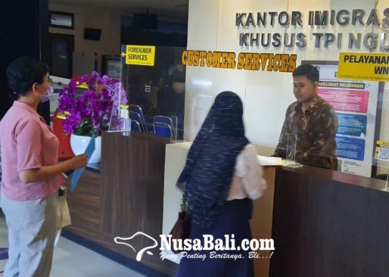 Nusabali.com - akhir-pekan-imigrasi-buka-layanan-permohonan-paspor