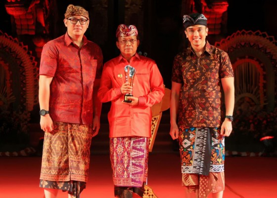 Nusabali.com - gubernur-koster-raih-indonesia-awards-2022-dari-inewstv