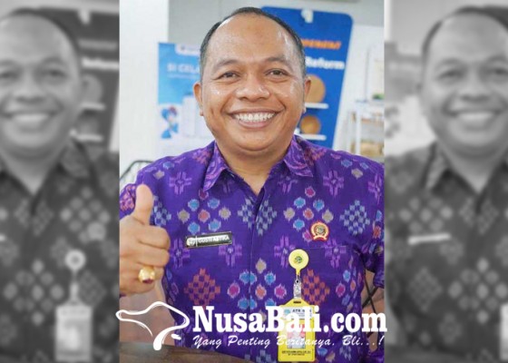 Nusabali.com - bpn-karangasem-serahkan-76-sertifikat-tanah-redistribusi