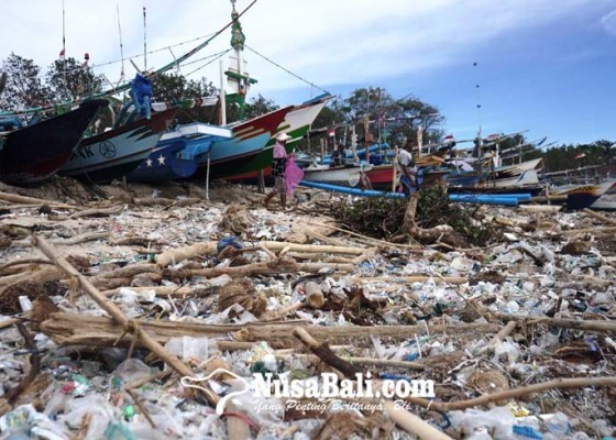 Nusabali.com - sampah-plastik-kotori-pantai-kedonganan