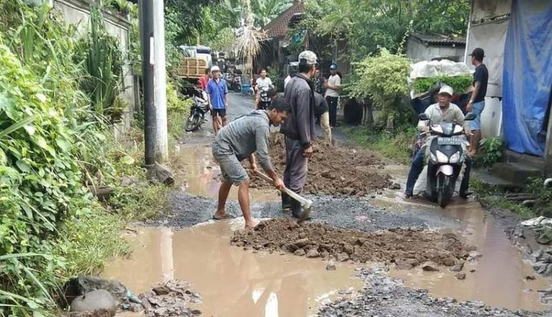 www.nusabali.com-warga-desa-pesinggahan-keluhkan-kerusakan-jalan-akibat-truk-galian-c