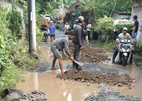 Nusabali.com - warga-desa-pesinggahan-keluhkan-kerusakan-jalan-akibat-truk-galian-c