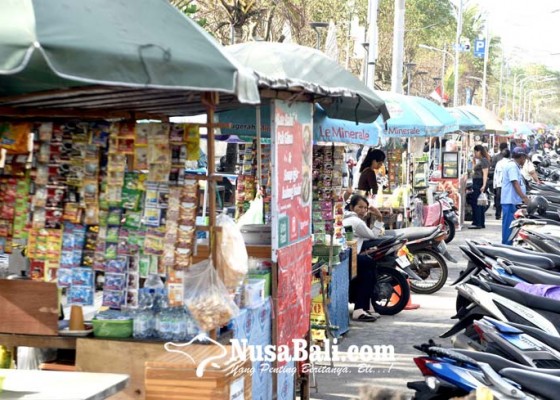 Nusabali.com - menengok-aktivitas-pedagang-di-sepanjang-jalan-pantai-kuta-diizinkan-jualan-hingga-maret