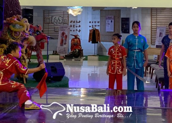Nusabali.com - atraksi-wushu-dan-badut-china-semarakkan-perayaan-imlek