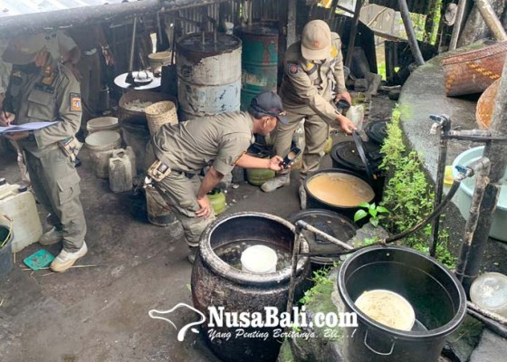 Nusabali.com - jelang-hari-arak-bali-satpol-pp-tertibkan-produsen-arak-gula