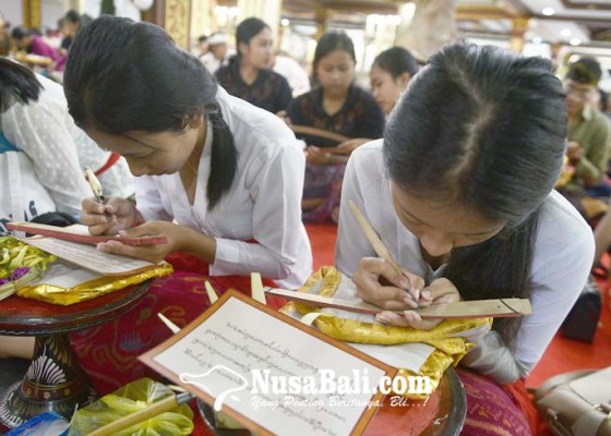 Nusabali.com - pelajar-mahasiswa-nyurat-lontar-dan-ngetik-aksara-bali