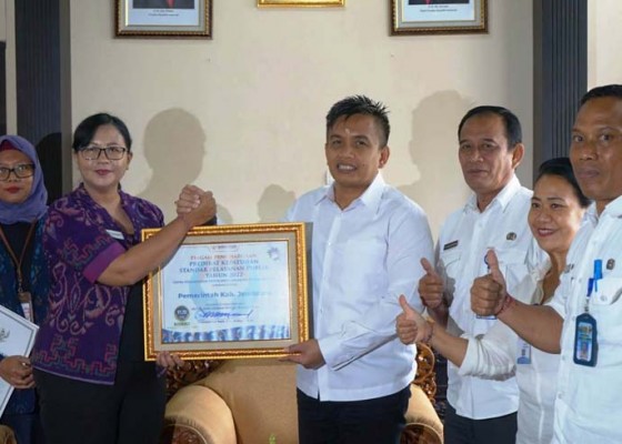 Nusabali.com - jembrana-terima-sertifikat-kepatuhan-tinggi-standar-pelayanan-publik-dari-ombudsman